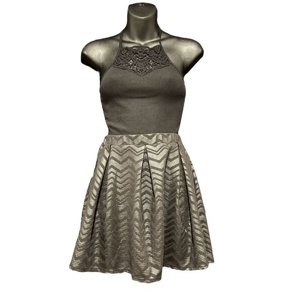 Black Shiny Zig-Zag Skater Skirt Junior’s Small - Picture 2 of 6